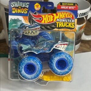 Hot Wheels MONSTER TRUCKS SHARKS vs DINOS TEAM SHARK GREAT BITE